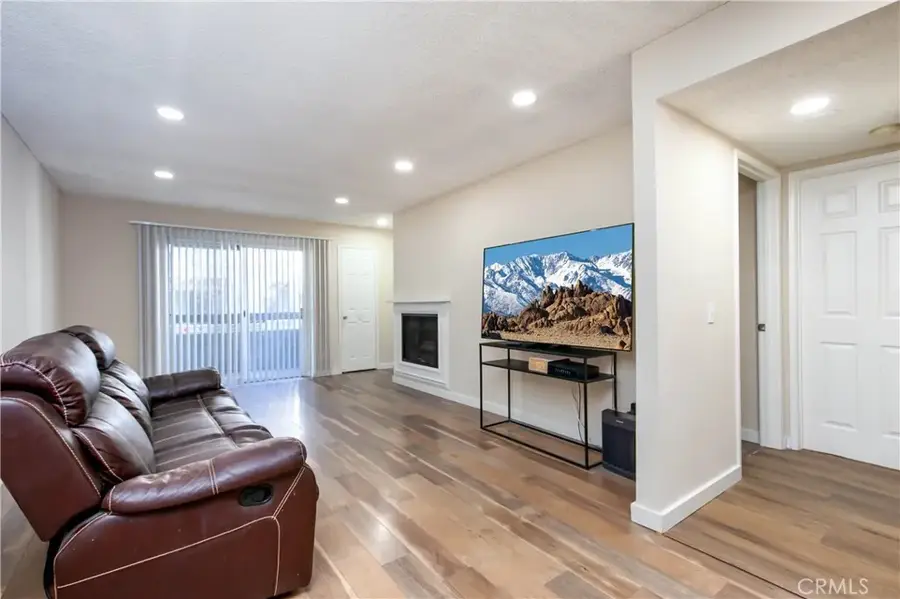 26922 Flo, Canyon Country, CA 91351 - Image #3