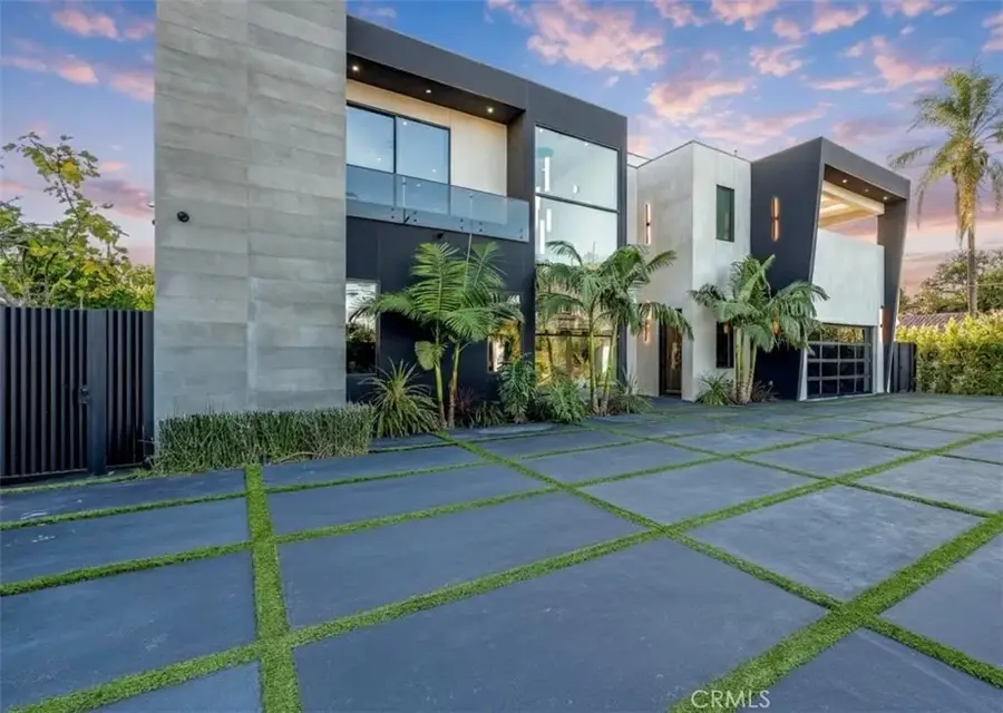 13016 Chandler, Sherman Oaks, CA 91401 - Image #2