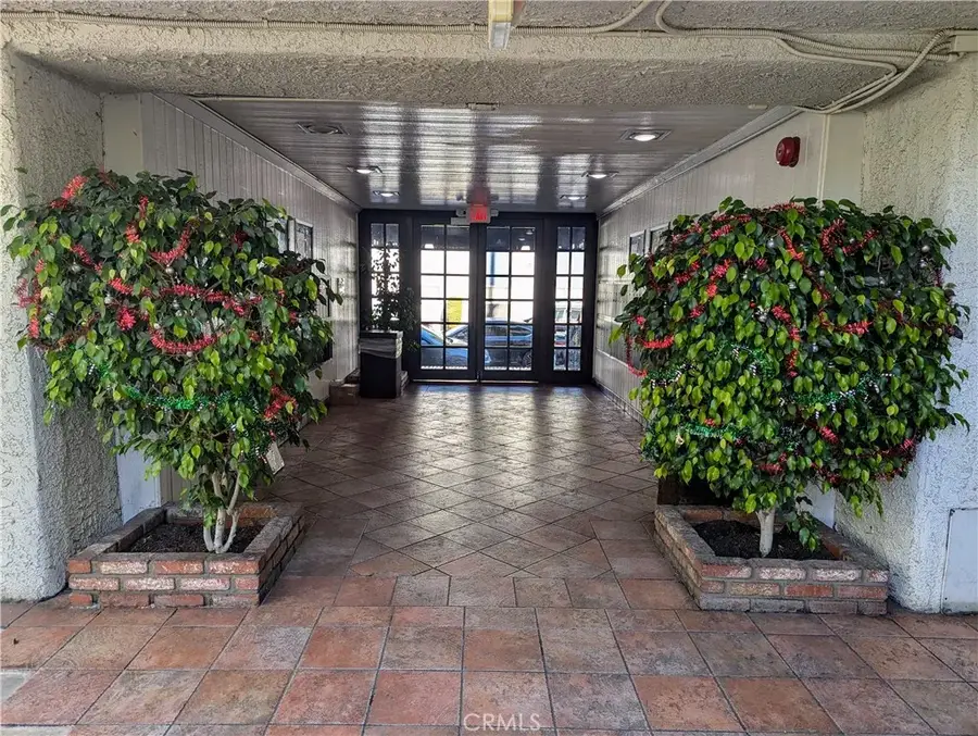 18530 Hatteras St Unit 329, Tarzana, CA 91356 - Image #2