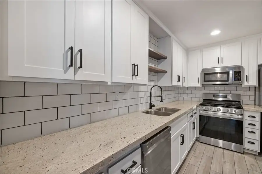 31311 The Old Road #B, Castaic, CA 91384 - Image #2