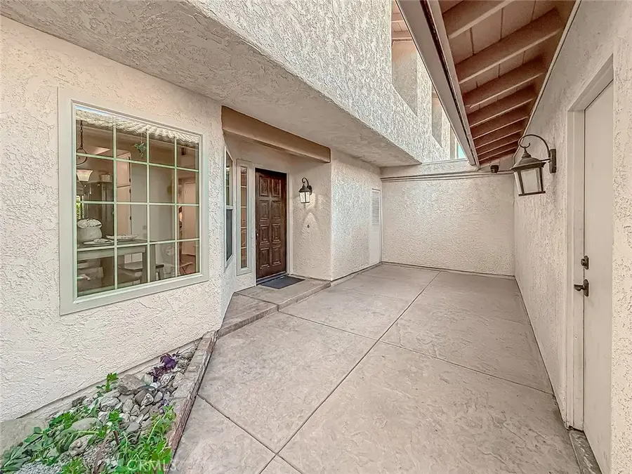 1035 Mchugh Court, San Buenaventura Ventura, CA 93003 - Image #2