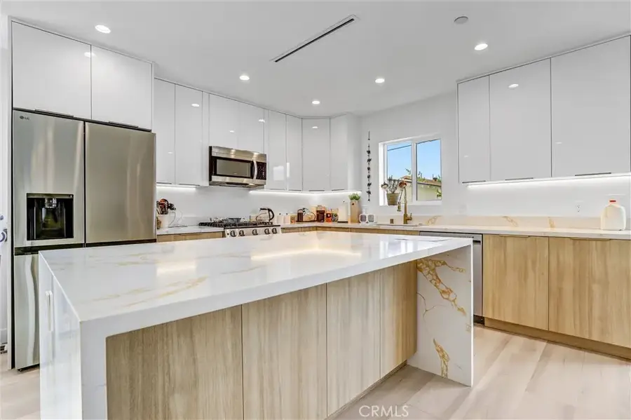 7445 Oakdale Avenue, Winnetka, CA 91306 - #2