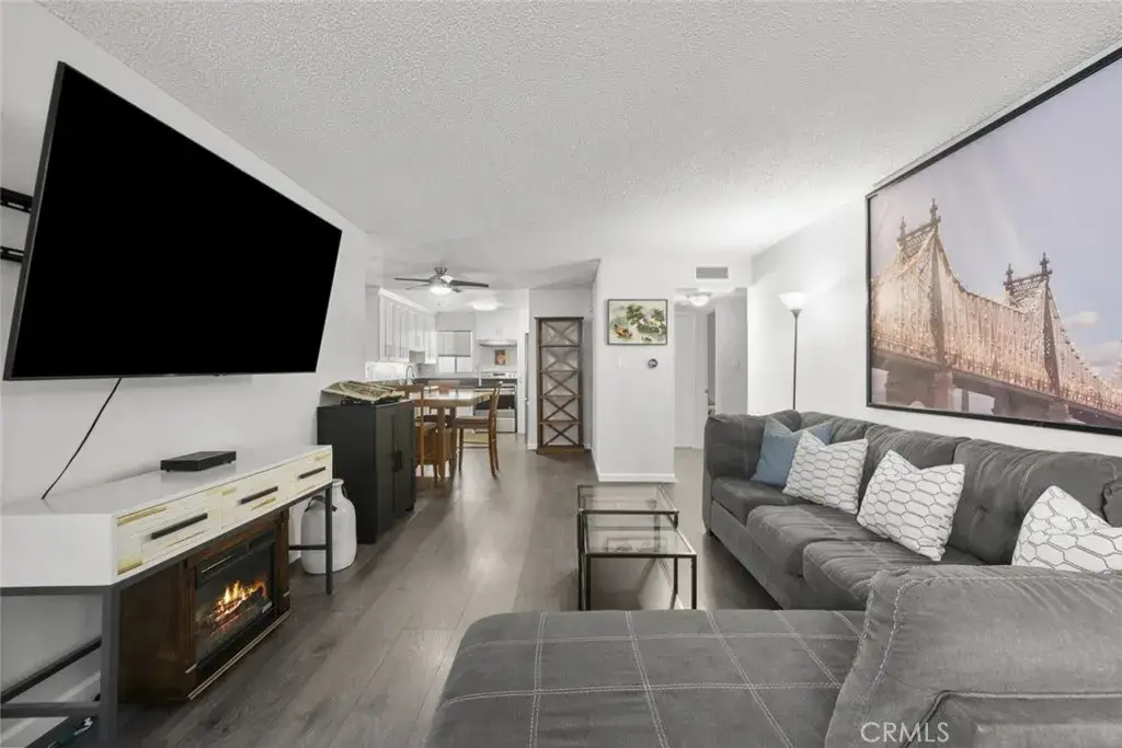 18555 Collins Street #C18, Tarzana, CA 91356 - #1