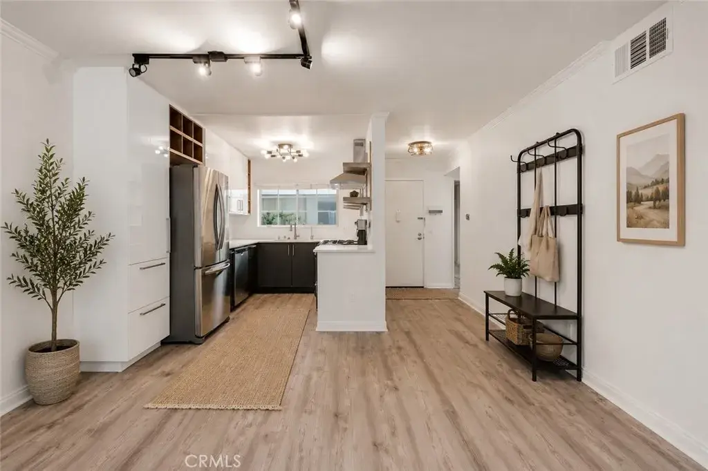 5550 Owensmouth #104, Woodland Hills, CA 91367 - #1