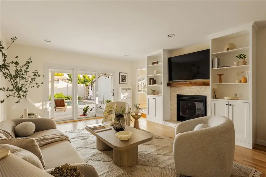 23642 Oxnard, Woodland Hills, CA 91367 - #3