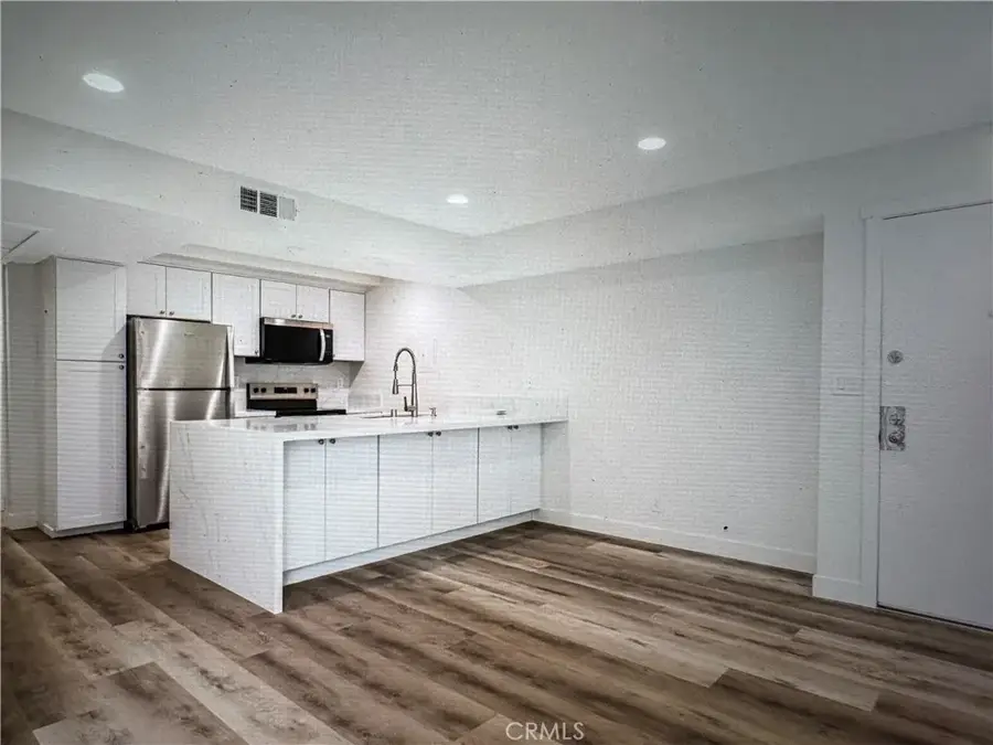750 N Kings #105, West Hollywood, CA 90069 - #2