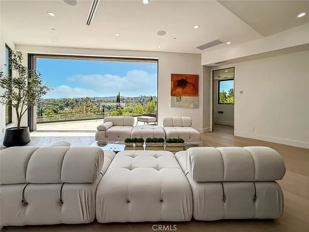 5130 Medina, Woodland Hills, CA 91364 - #1