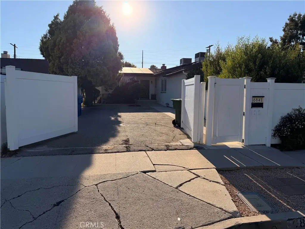 6841 Hanna, Canoga Park, CA 91303 - #1