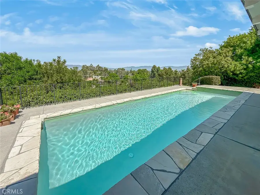 5015 Casa Dr., Tarzana, CA 91356 - #3