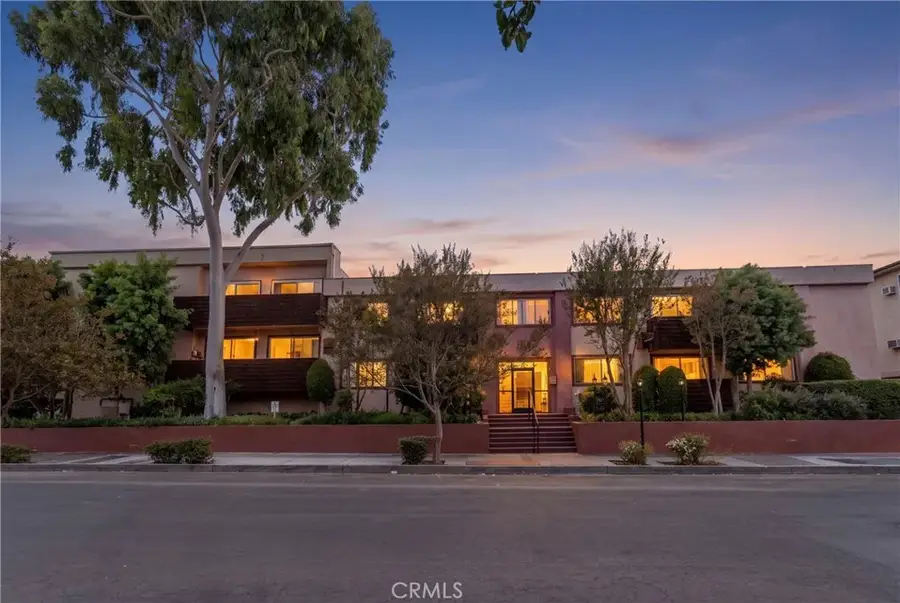 5403 Newcastle Avenue, Encino, CA 91316 - #3