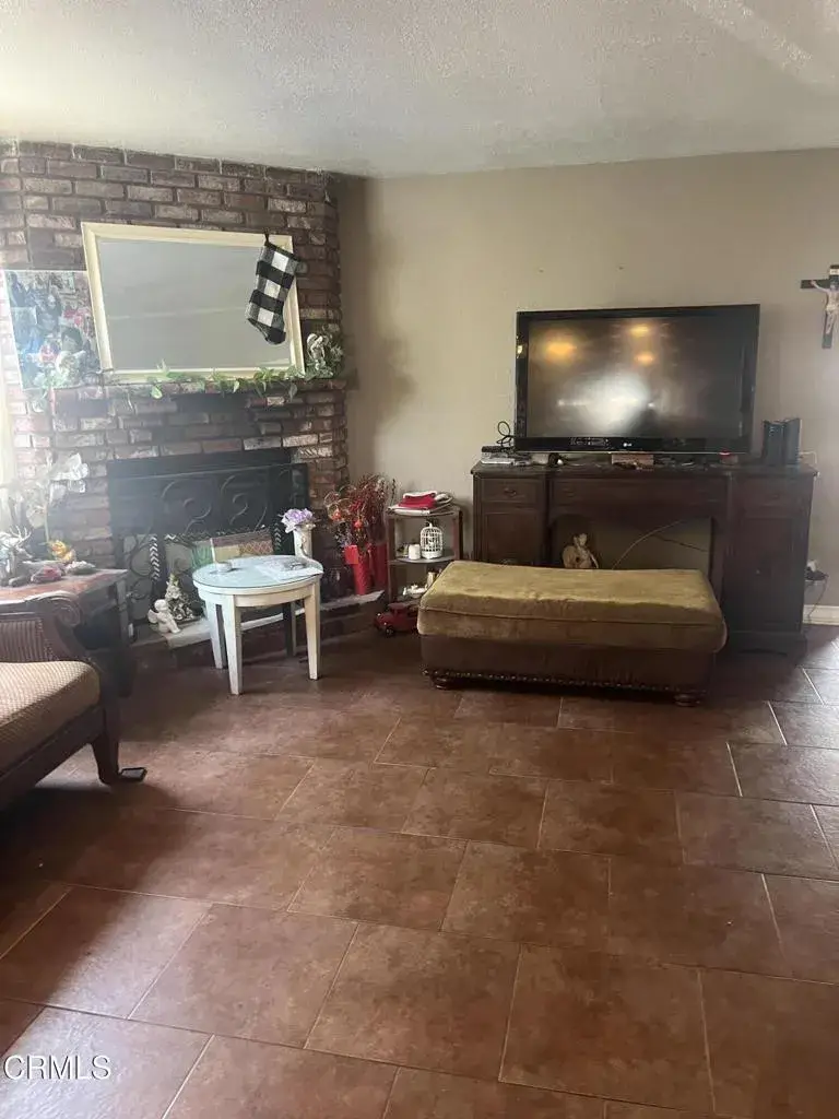 211 Featherstone Street, Oxnard, CA 93030 - #2