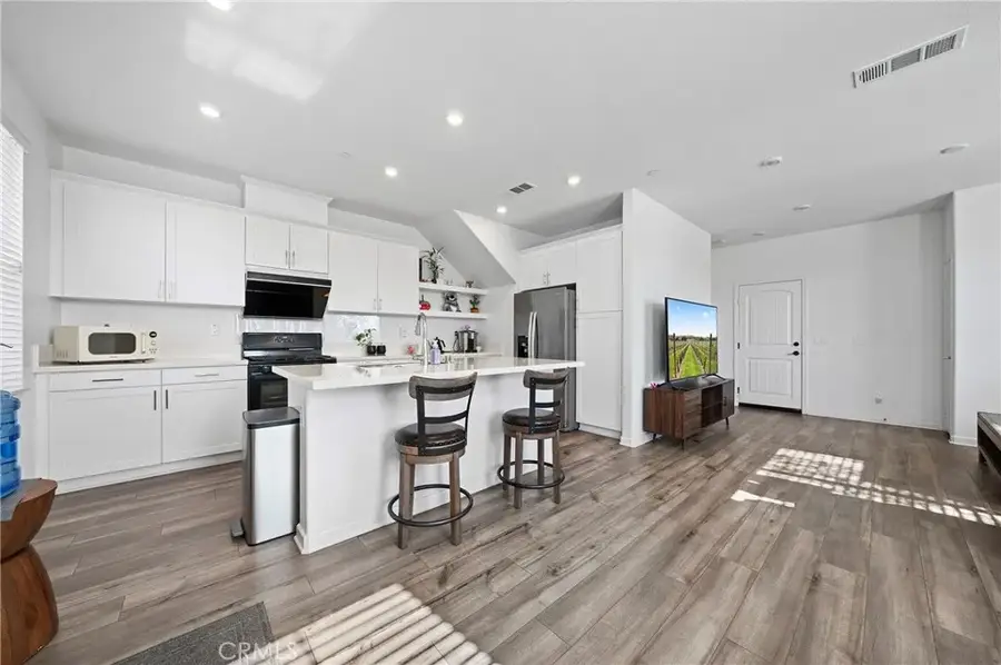 981 W Clover, Rialto, CA 92376 - Image #2