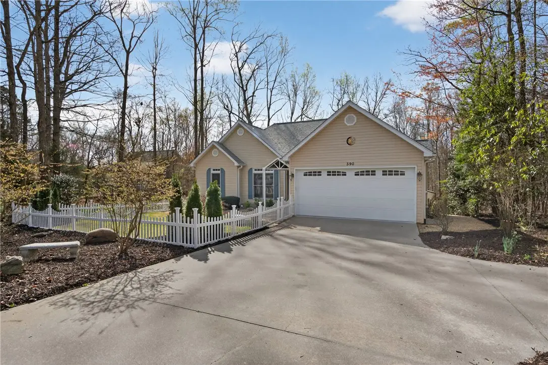 390 Lake Place Drive, Lavonia, GA 30553 - #1