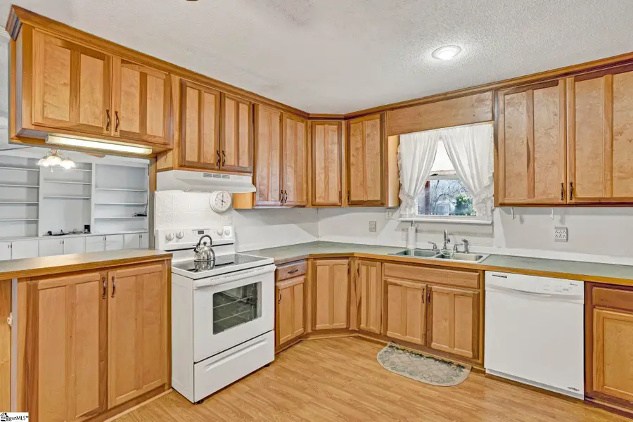 104 Blakely Avenue, Laurens, SC 29360 - #3