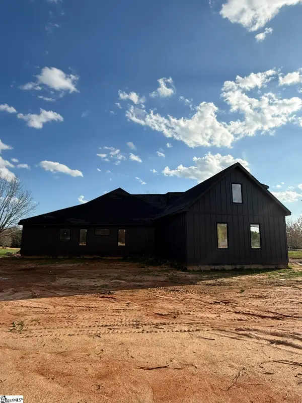 992 Bumblebee Lane, Wellford, SC 29385