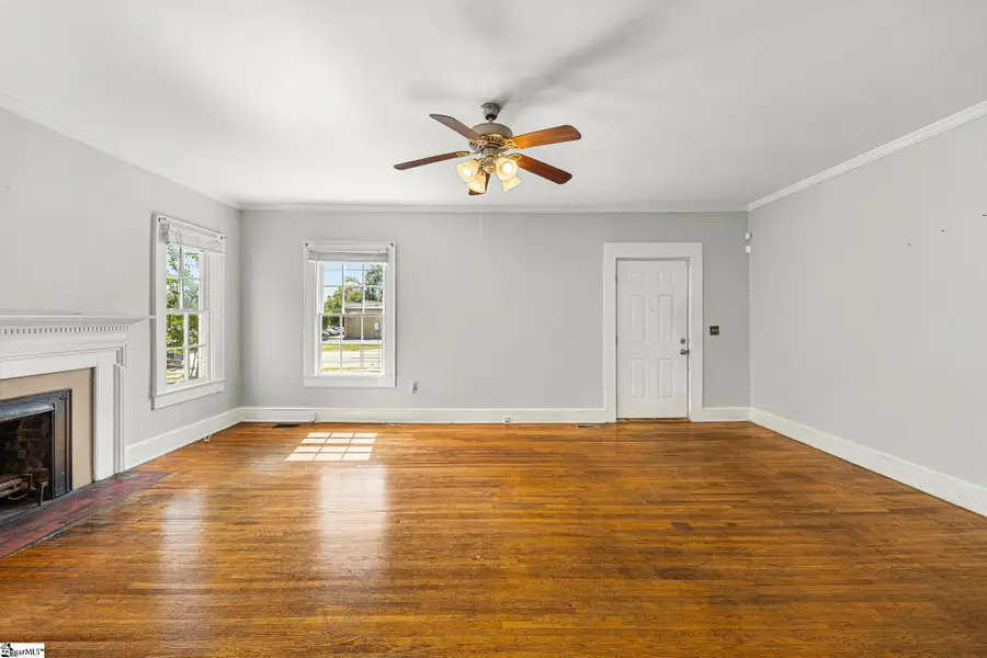 102 W Farley Avenue, Laurens, SC 29360 - #2
