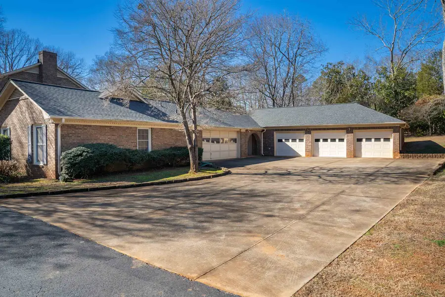 234 Dunbarton Drive, Spartanburg, SC 29307-3843 - Image #2