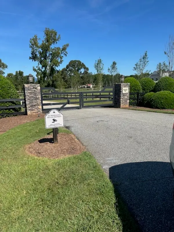 298 Stable Gate Drive, Campobello, SC 29322