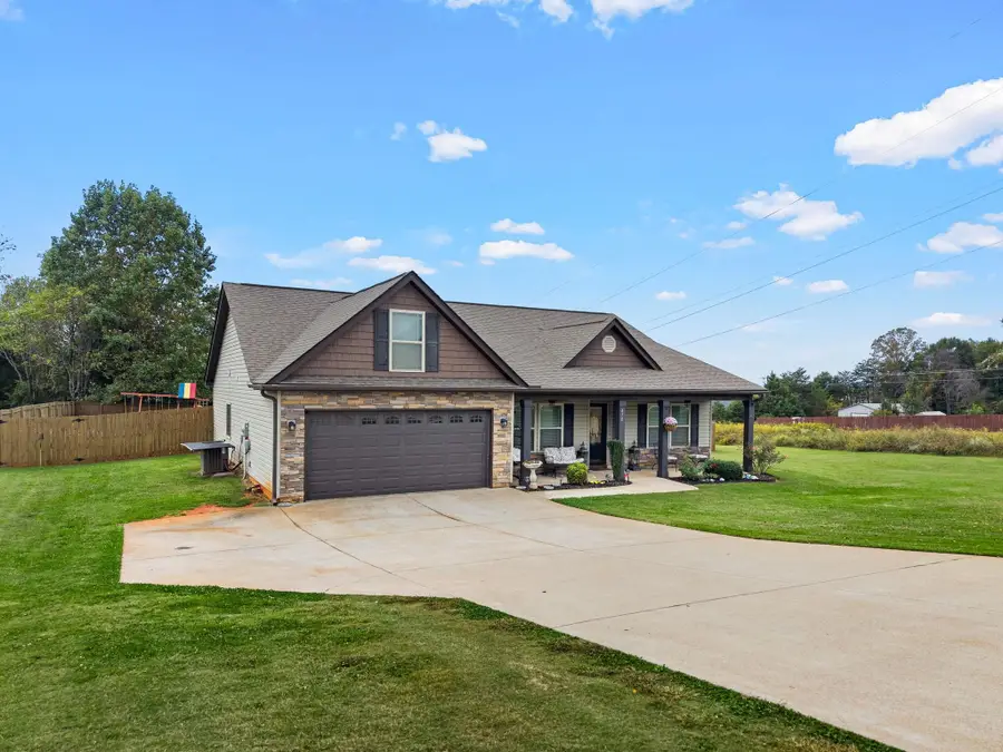 410 Roys Place, Wellford, SC 29385 - #3