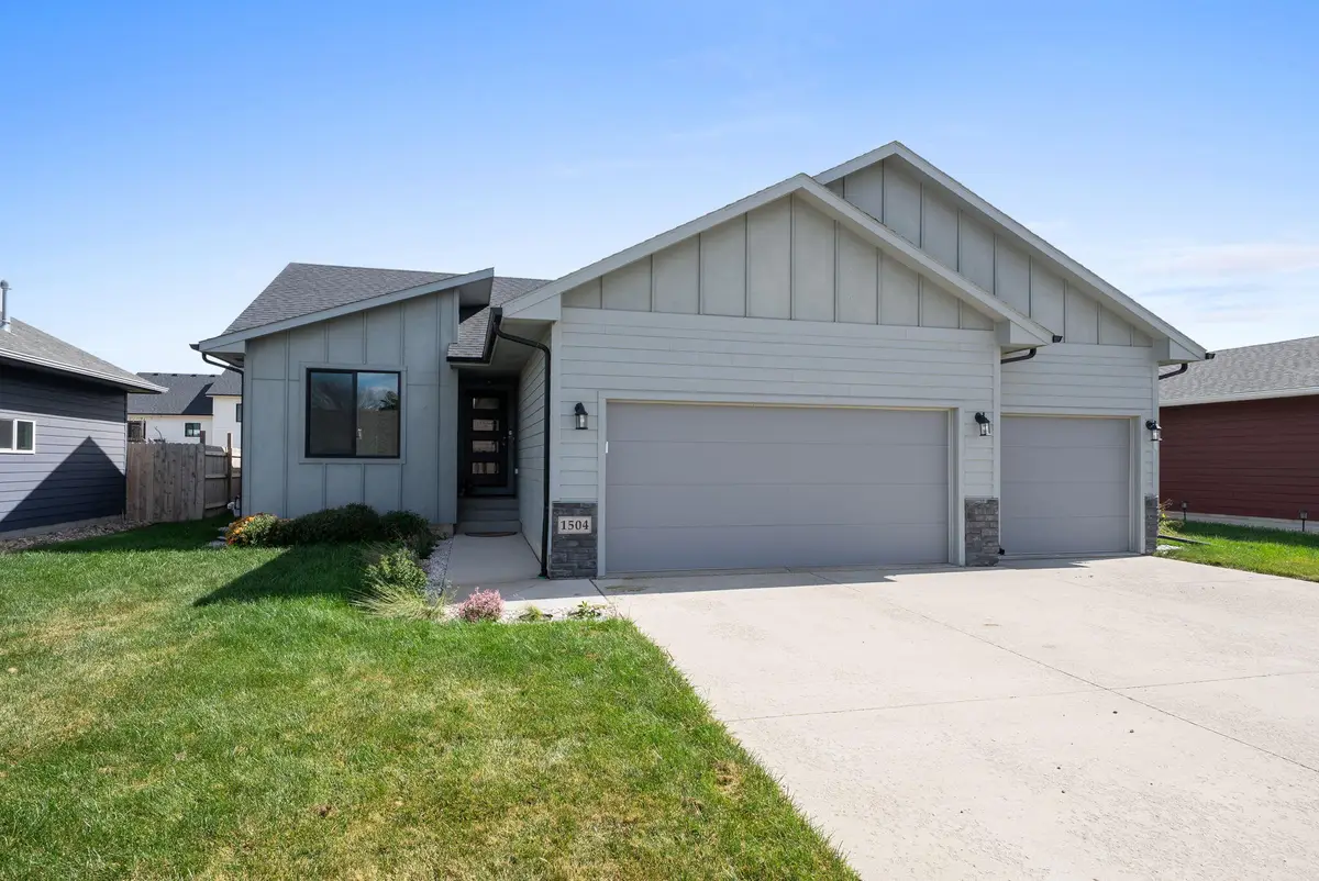 1504 S Gill Ave, Sioux Falls, SD 57106 - Image #1