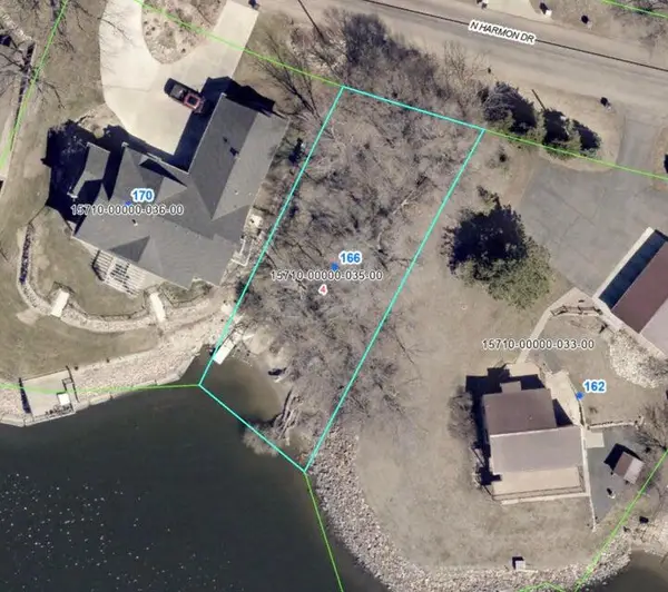 166 Harmon Dr, Mitchell, SD 57301