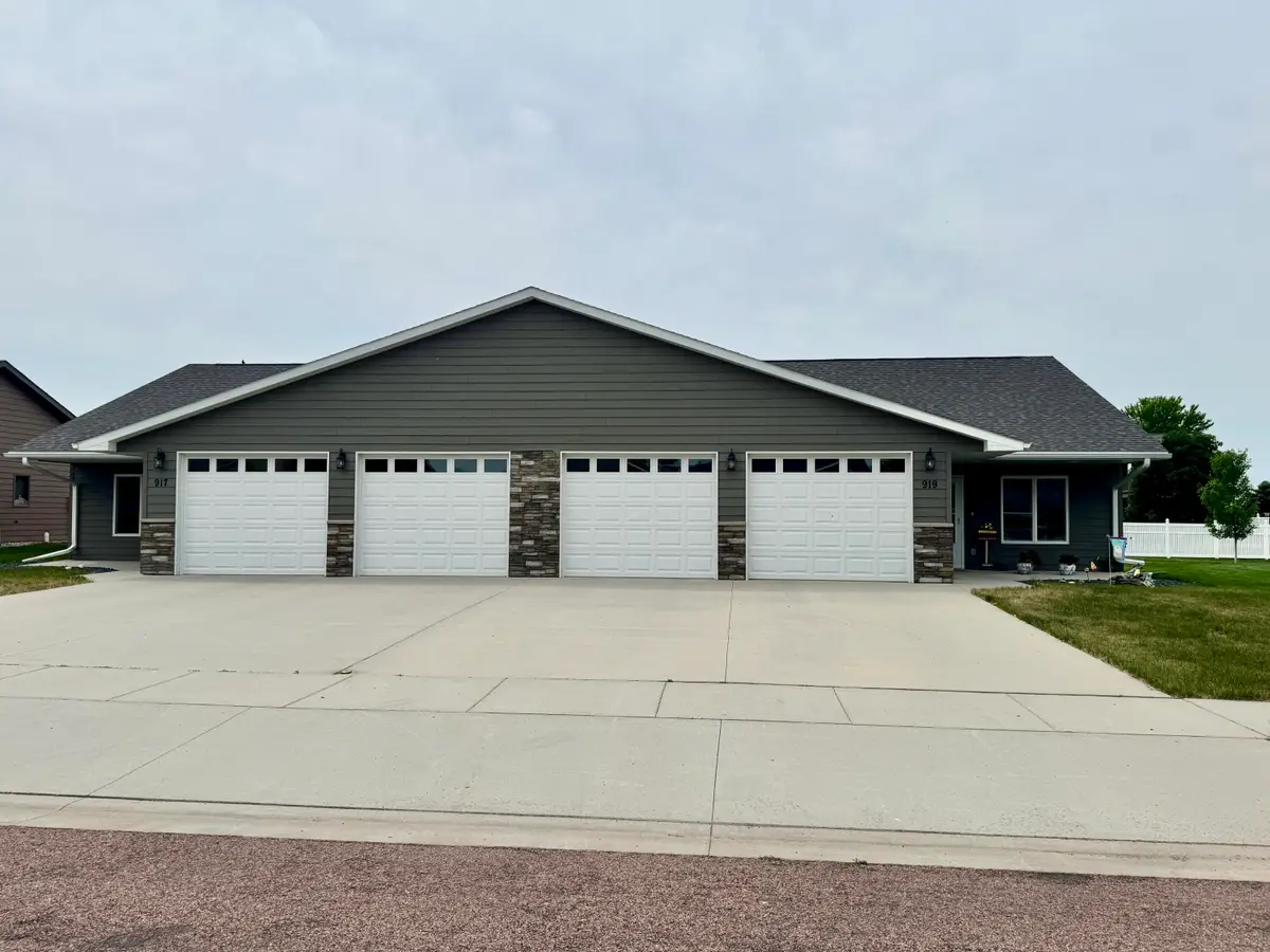 917/919 W 16th Ave, Mitchell, SD 57301 - #1