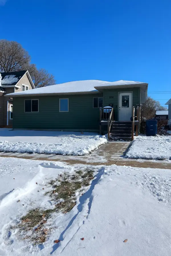 208 E 6 St, Mitchell, SD 57301