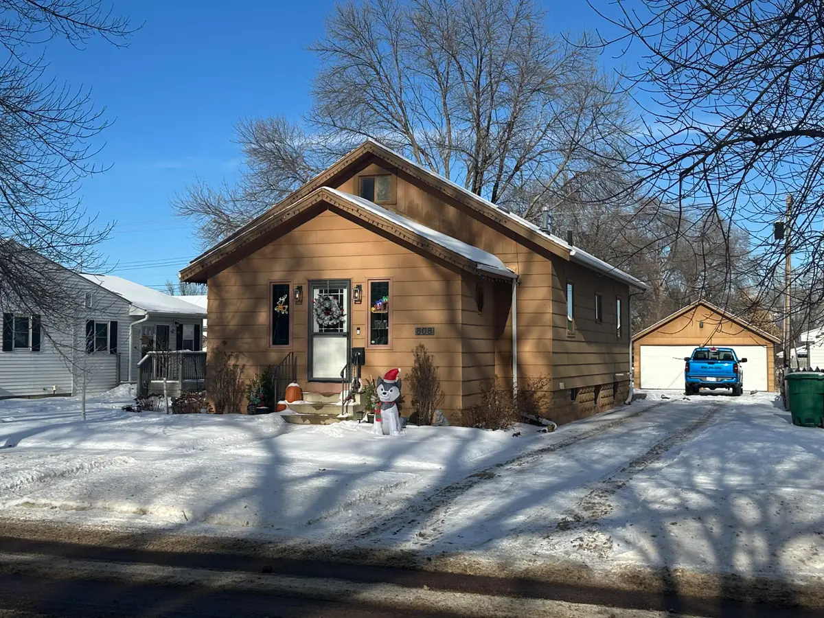 808 E 7th Ave, Mitchell, SD 57301 - Image #1