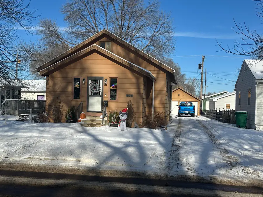 808 E 7th Ave, Mitchell, SD 57301 - Image #2