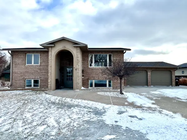 76 S Harmon Dr, Mitchell, SD 57301