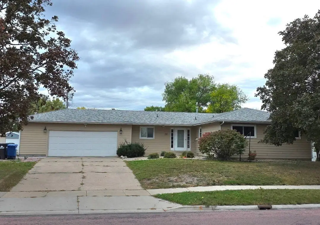 211 W 15th Ave, Mitchell, SD 57301 - Image #1