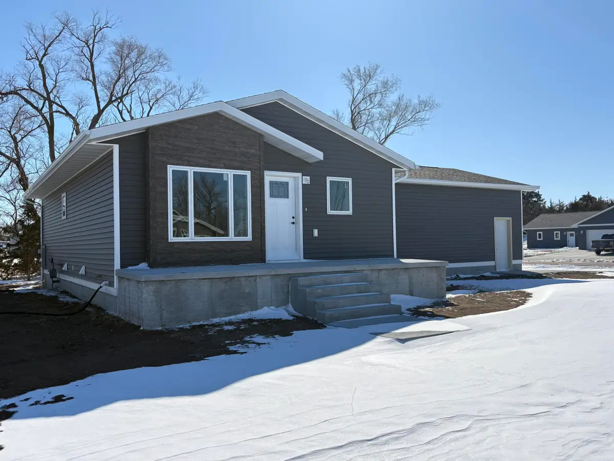 1152 Woods Cir, Mitchell, SD 57301 - #1