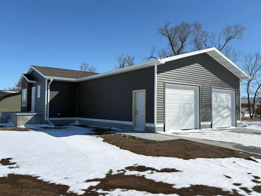 1152 Woods Cir, Mitchell, SD 57301 - #3
