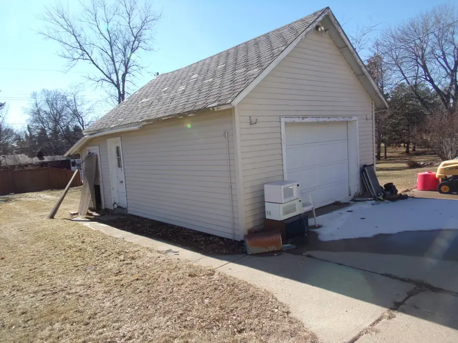 413 SE 2nd St, De Smet, SD 57231 - #2