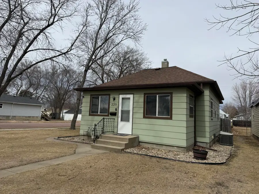 220 W 10th Ave, Mitchell, SD 57301 - #2