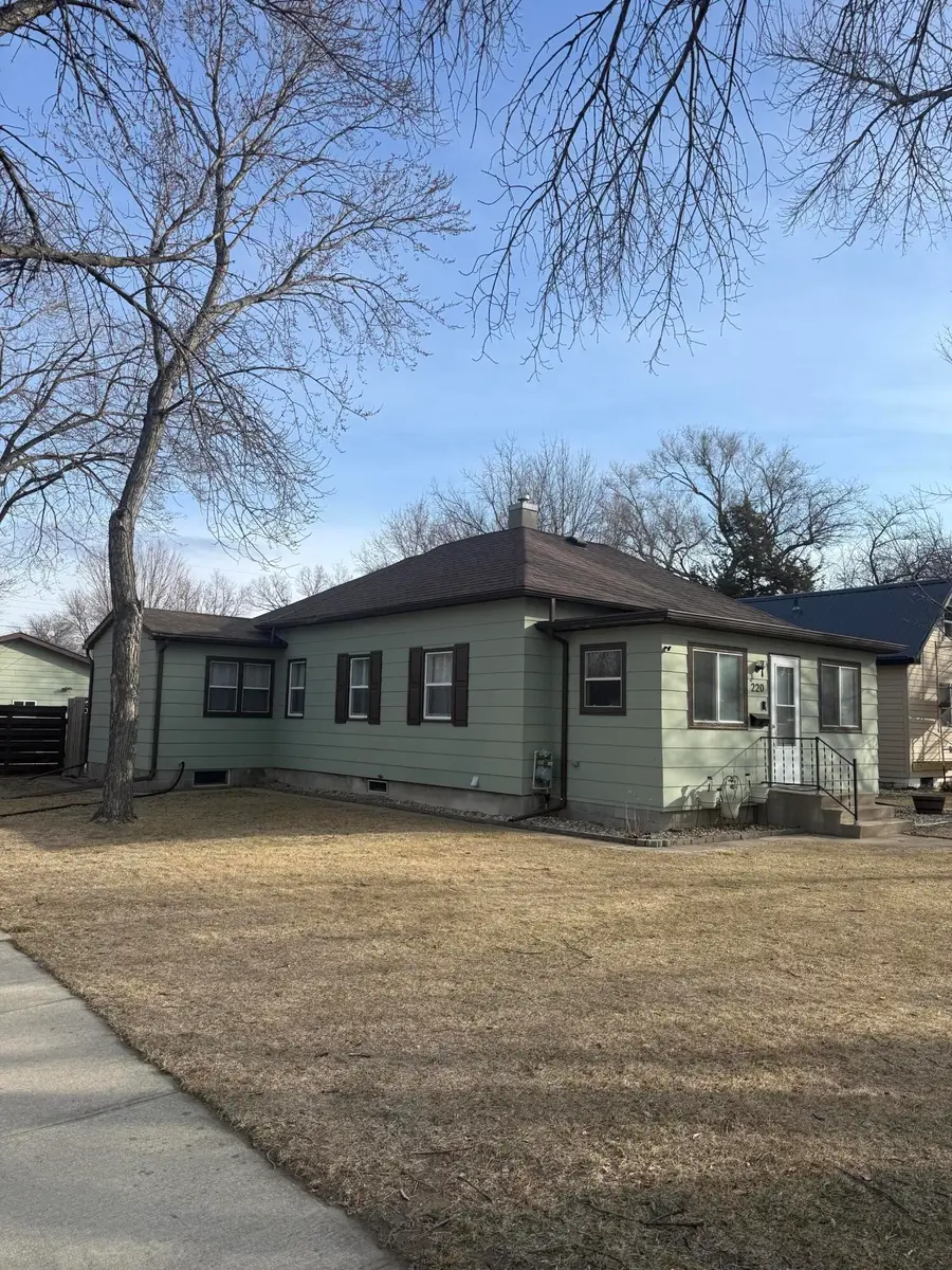 220 W 10th Ave, Mitchell, SD 57301 - #3
