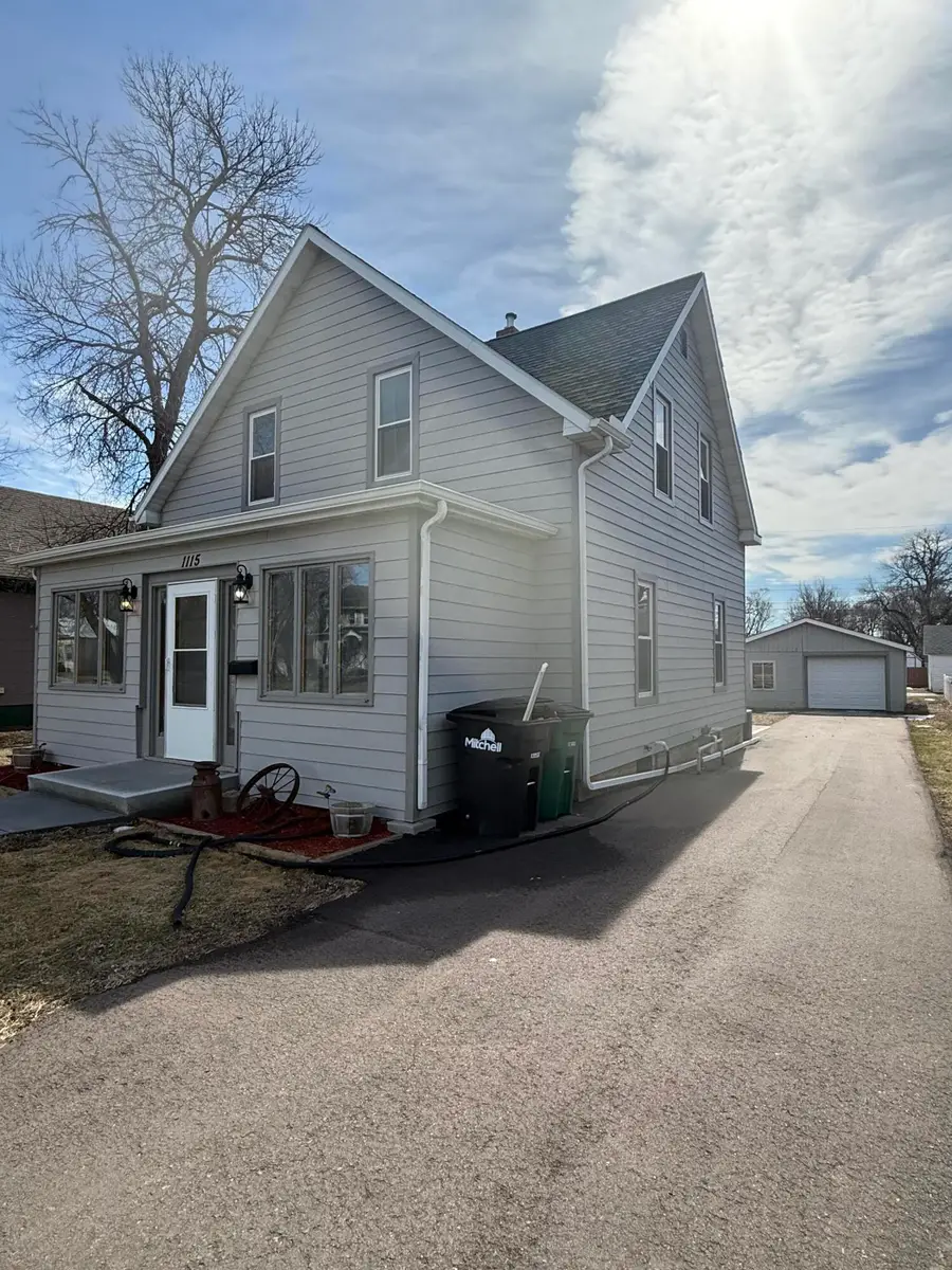 1115 E 3rd Ave, Mitchell, SD 57301 - #2