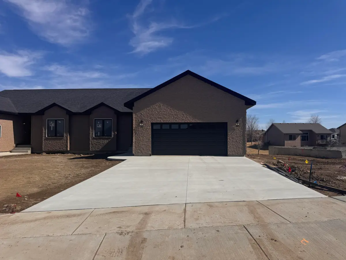 706 Opal Ln, Hartford, SD 57033 - #1