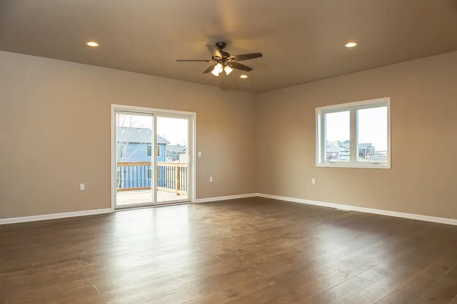 706 Opal Ln, Hartford, SD 57033 - #3