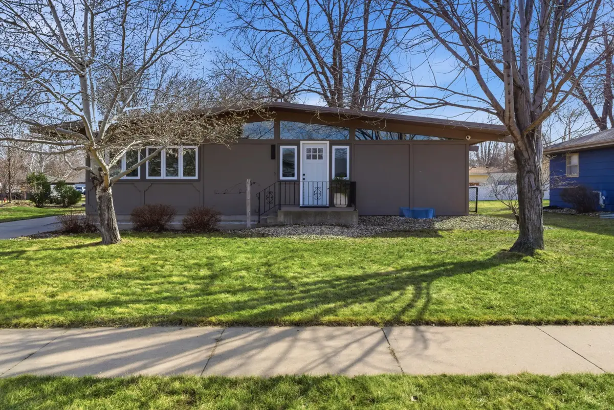 713 E 14th Ave, Mitchell, SD 57301 - #1