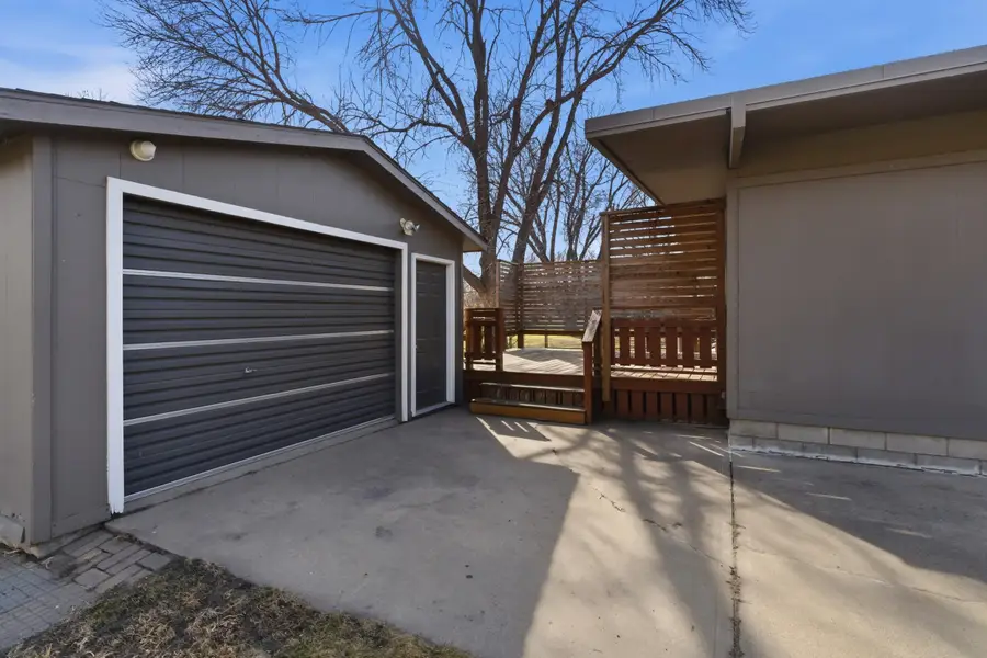 713 E 14th Ave, Mitchell, SD 57301 - #3