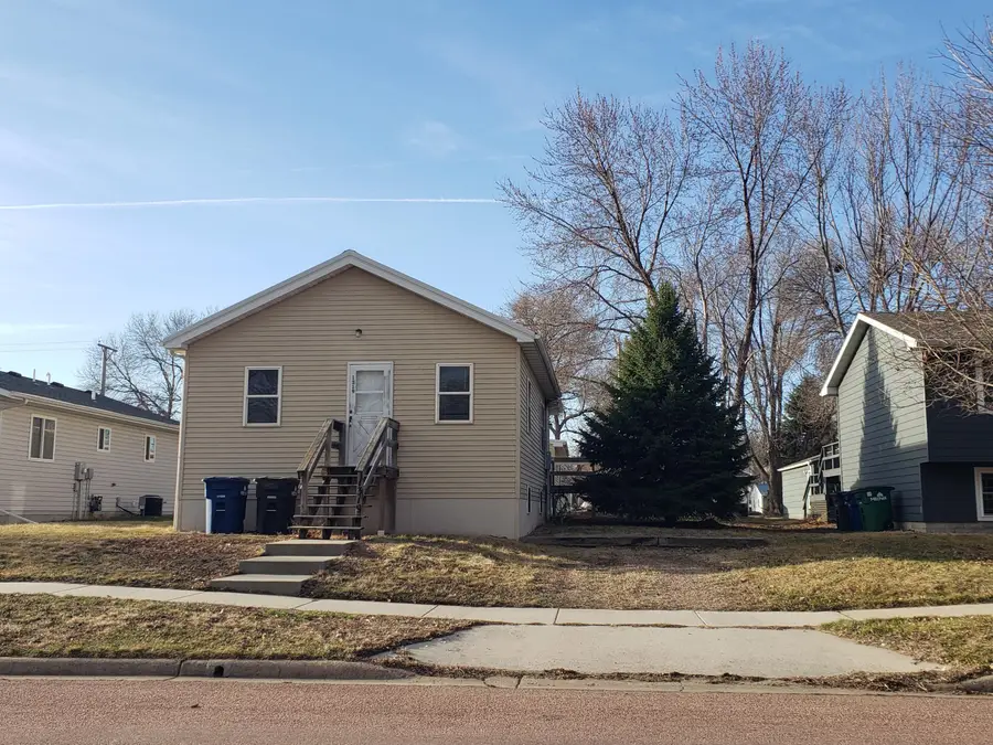 1319 E Ash Ave, Mitchell, SD 57301 - #2