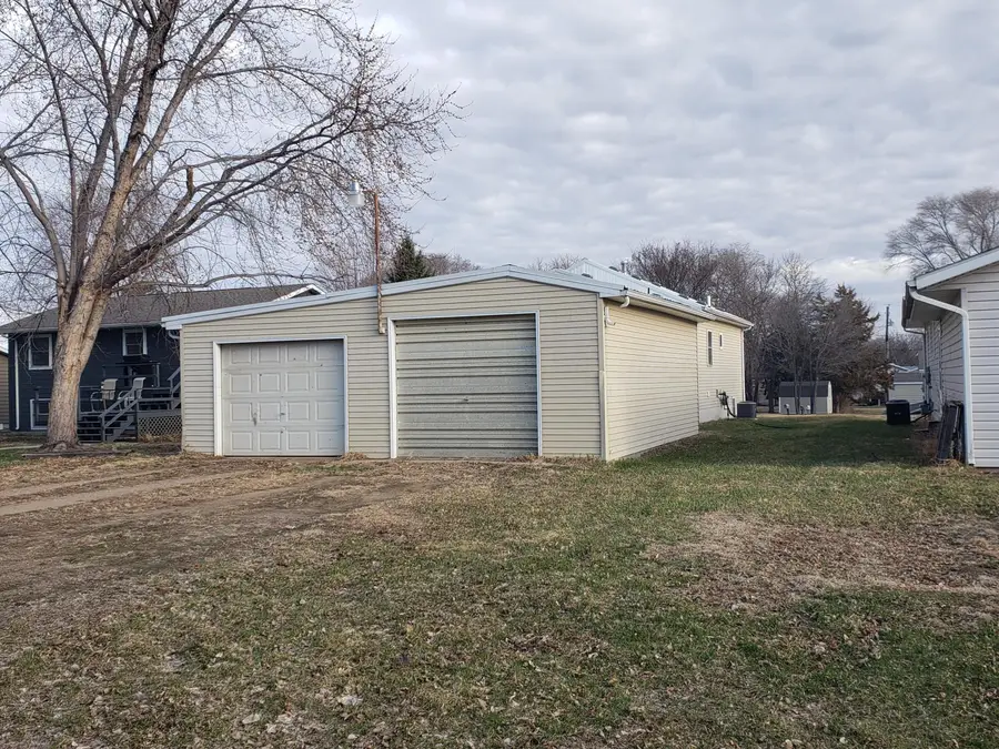 1319 E Ash Ave, Mitchell, SD 57301 - #3