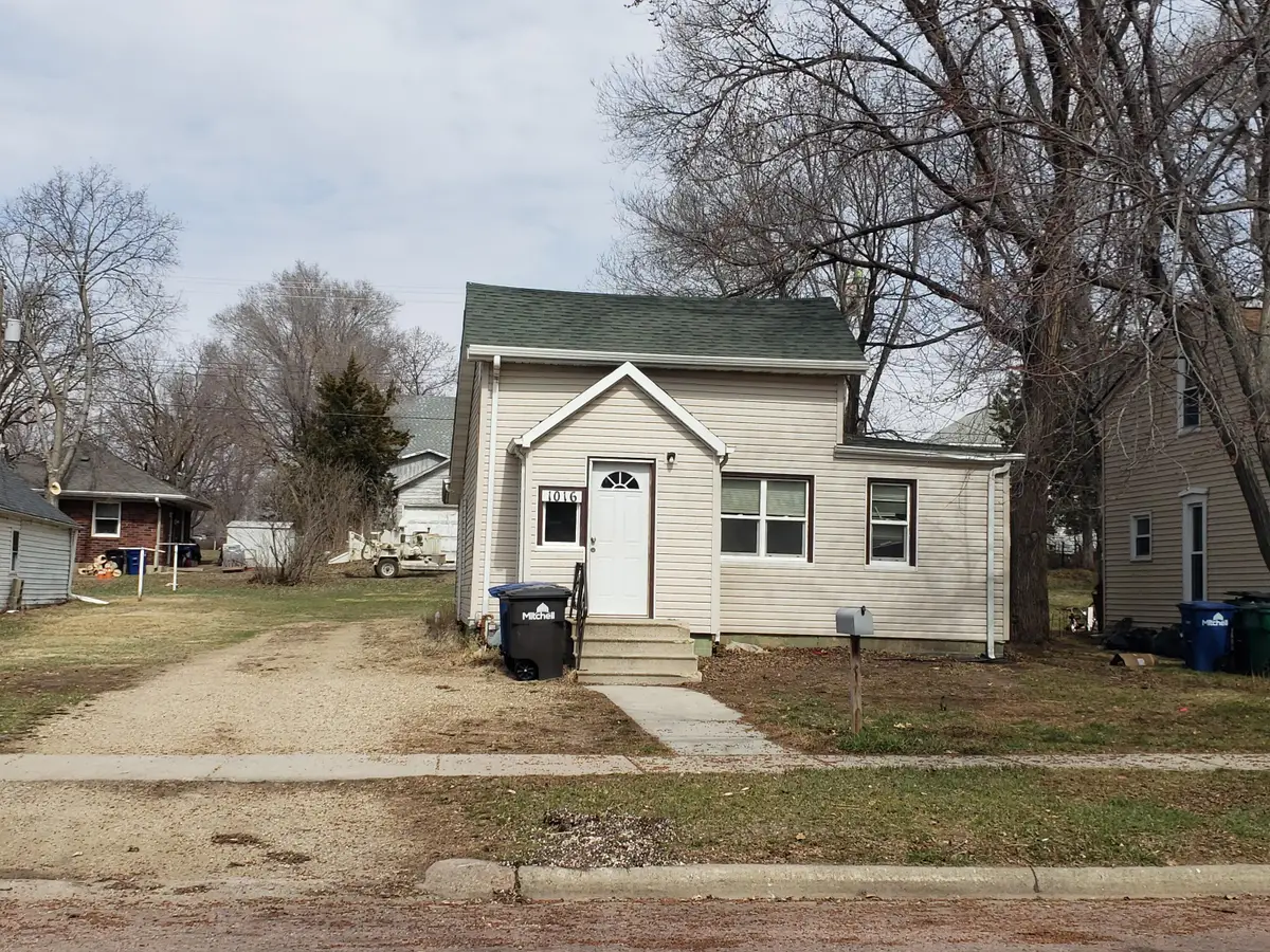 1016 W 3rd Ave, Mitchell, SD 57301 - #1