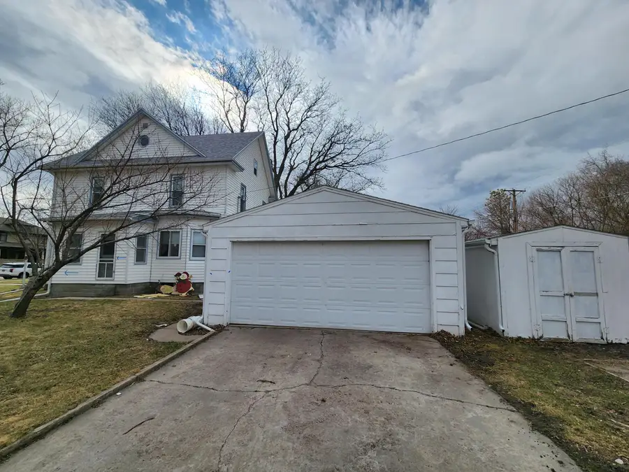 720 E 3rd Ave, Mitchell, SD 57301 - #2