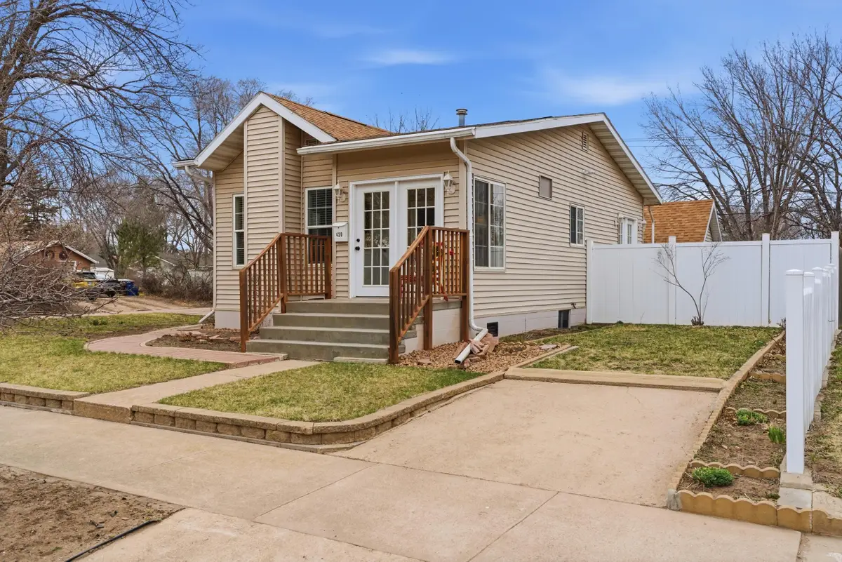 420 W 9th Ave, Mitchell, SD 57301 - #1