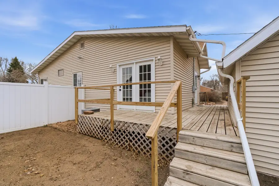 420 W 9th Ave, Mitchell, SD 57301 - #2