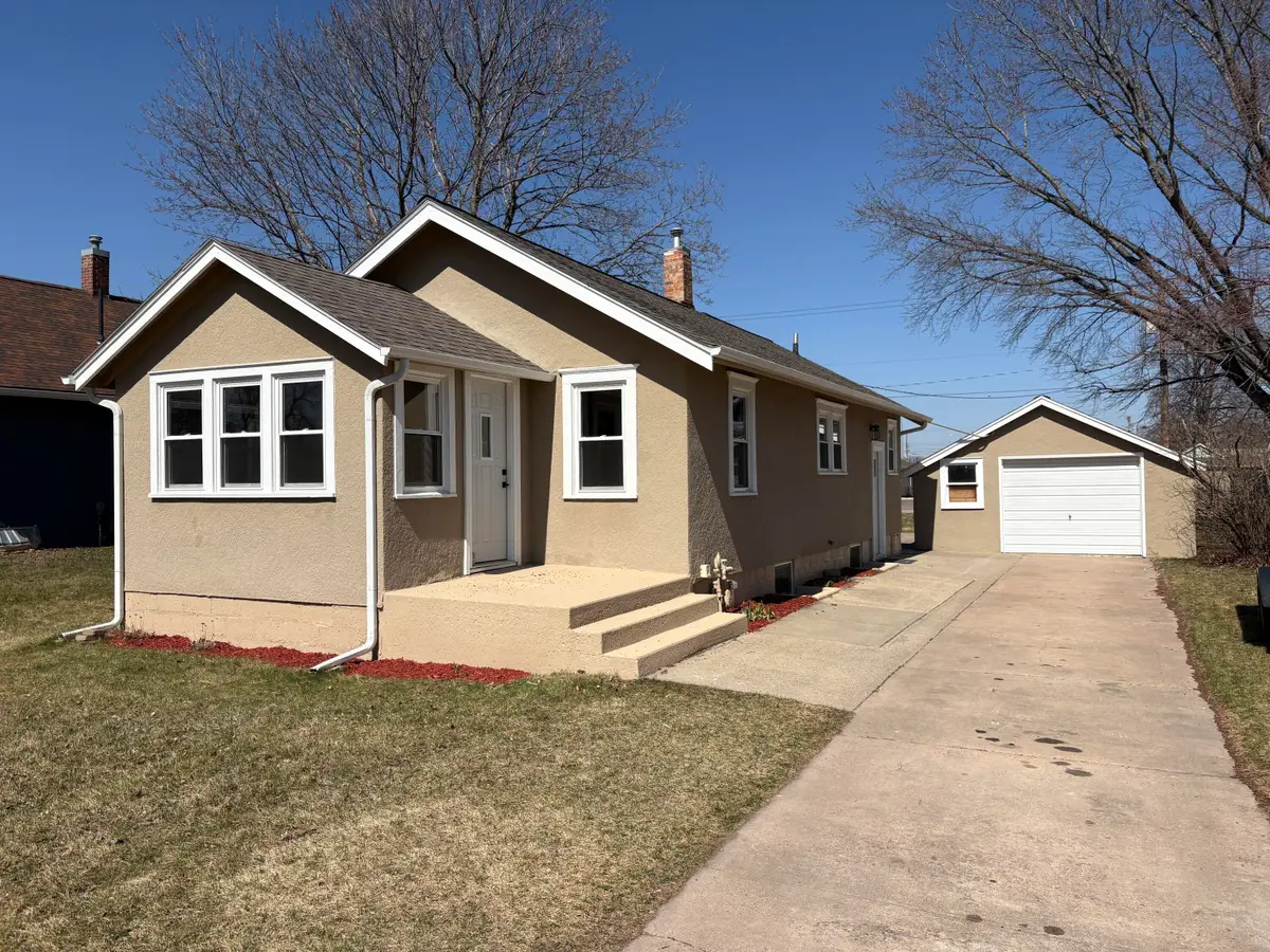 318 W 12th Ave, Mitchell, SD 57301 - #1