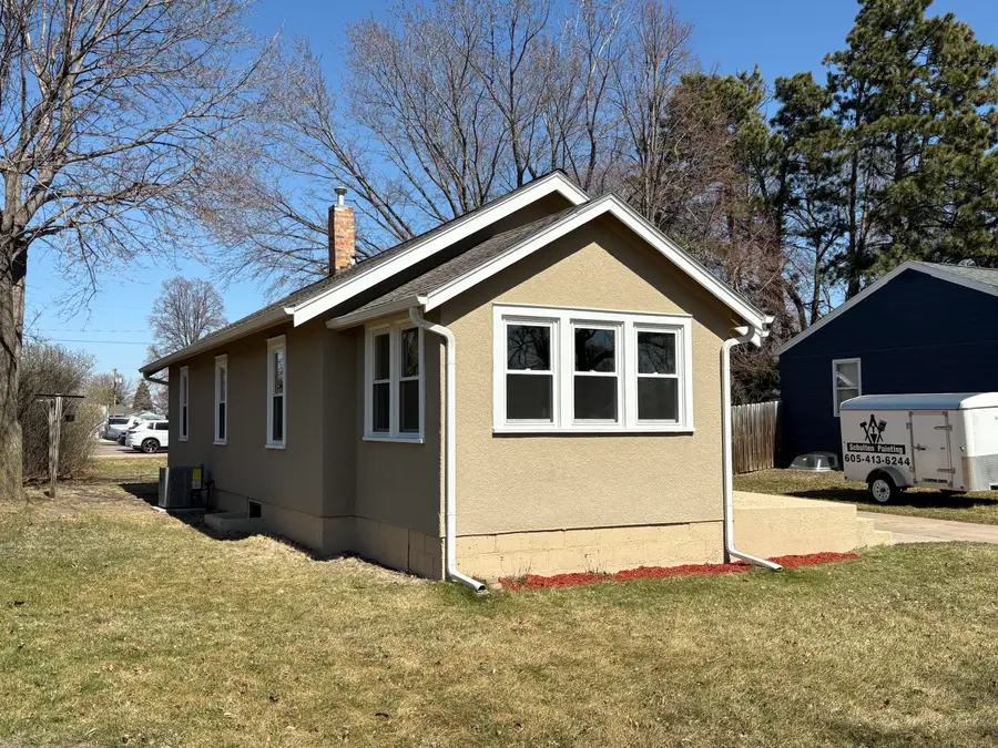 318 W 12th Ave, Mitchell, SD 57301 - #2