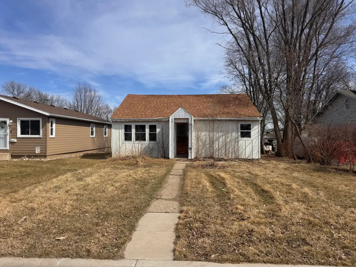 316 Catherine Ave, Madison, SD 57042 - #1